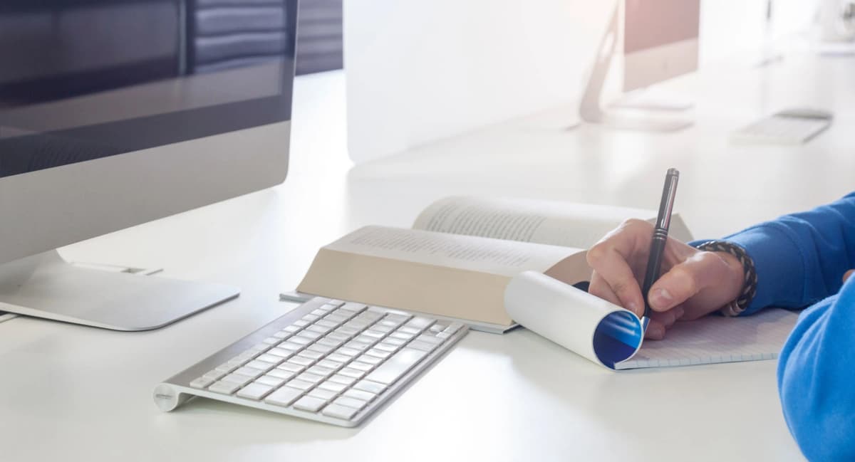 Tłumacz przysięgły przy pracy — tłumaczenia ustne